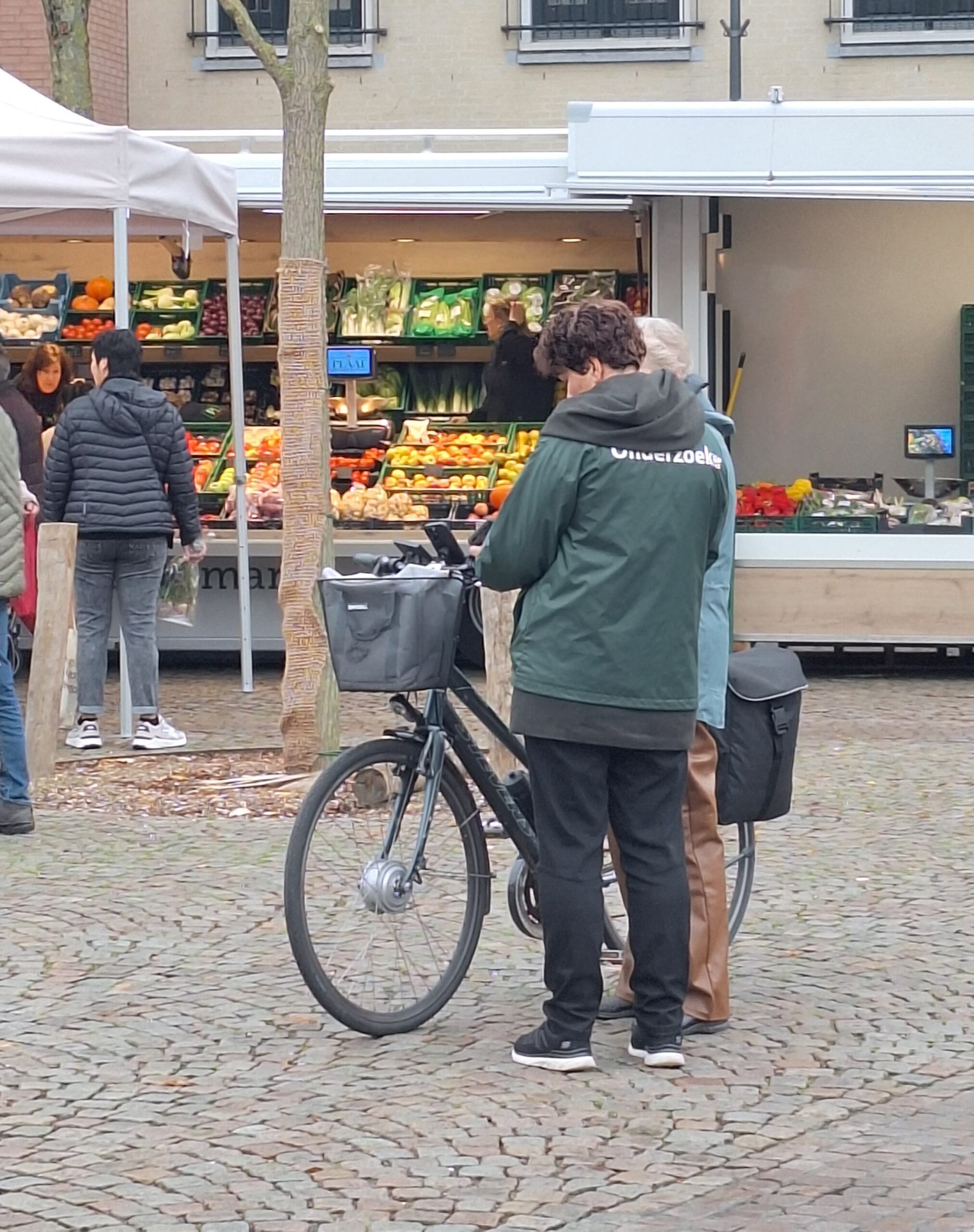 Enquêteur interviewt centrumbezoeker tijdens straatinterview Boxtel