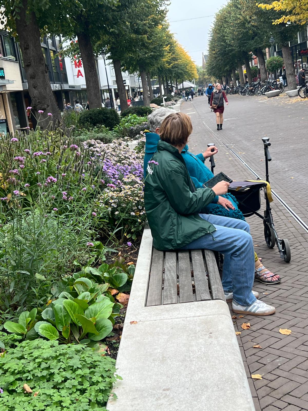Enquêteur interviewt bezoeker in centrum Oudenbosch