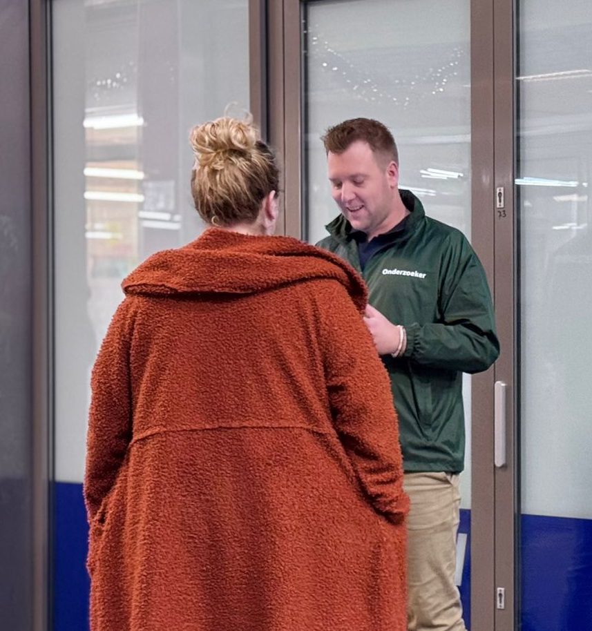 Enquêteur interviewt shopper tijdens bezoekersonderzoek Retailpark Roermond