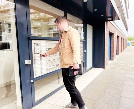 Enquêteur voert deur-aan-deur onderzoek uit naar afvalinzameling in Gelderland