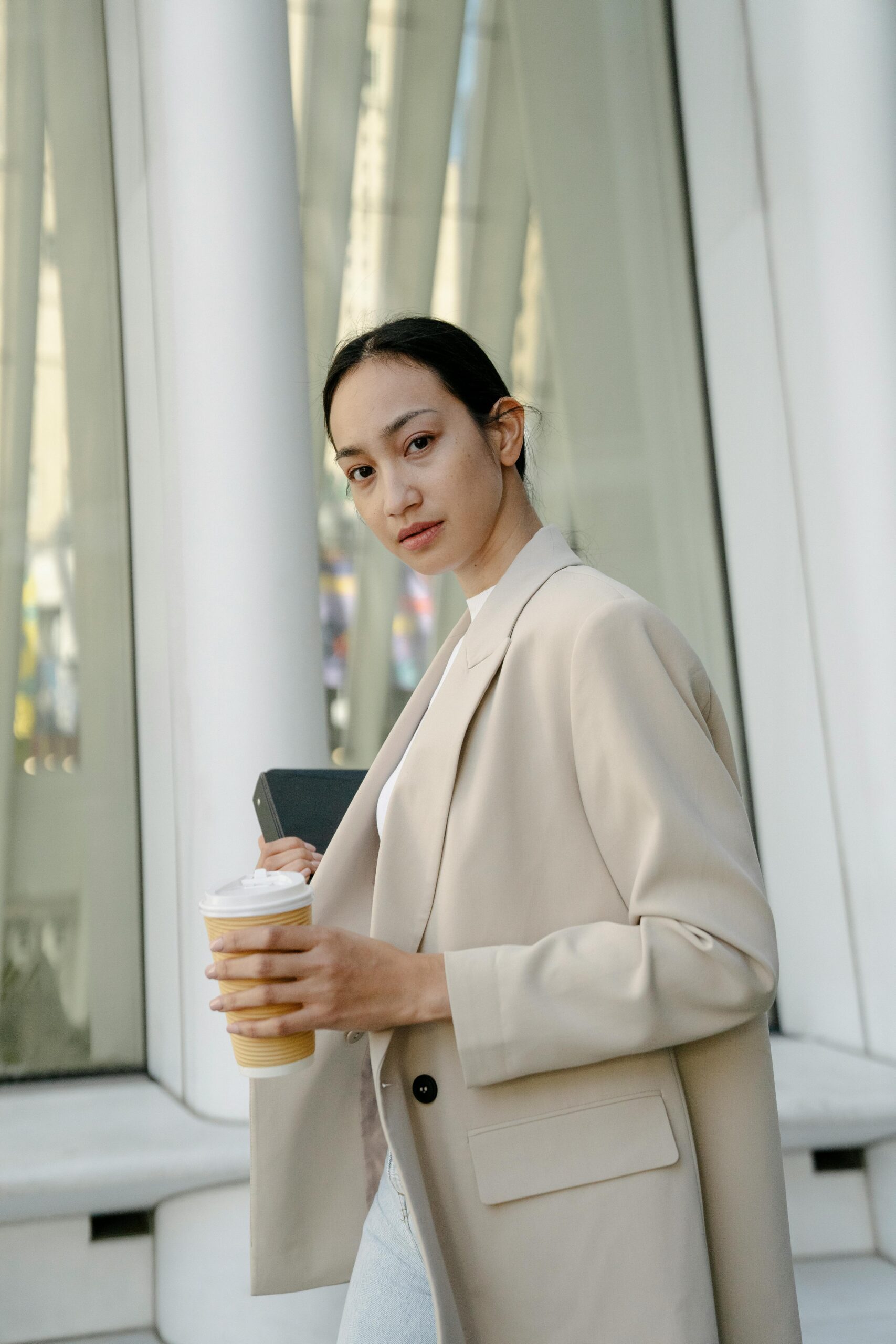 Student met koffie op locatie Hanzehogeschool