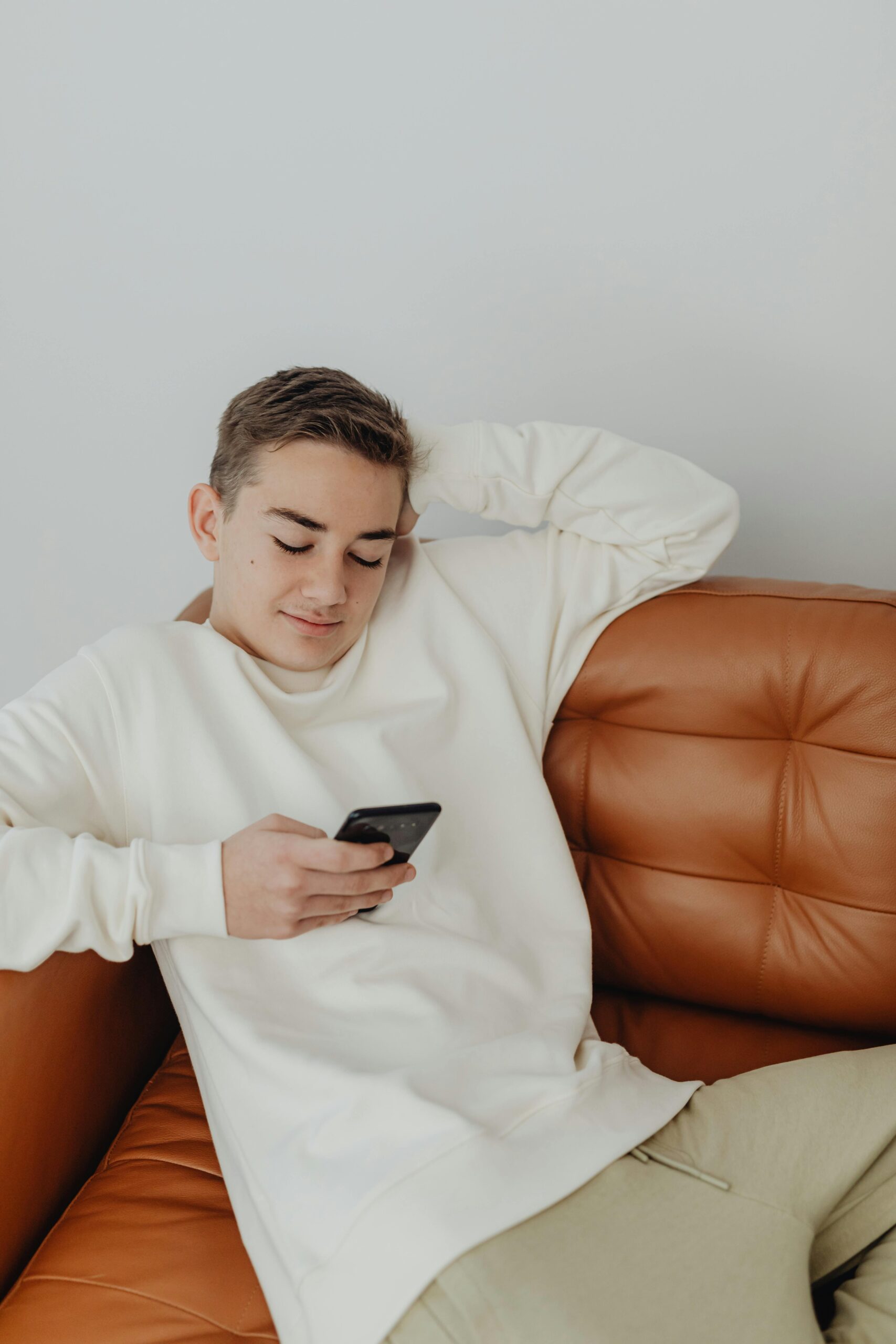 Jongere vult studiekeuzeonderzoek in via smartphone